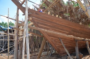 Indonesia Phinisi boat under construction